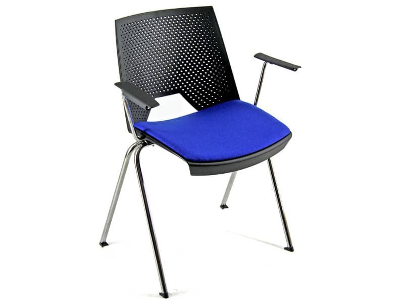Sedia visitatore a 4 gambe Unisit Strike SKBR schienale a rete nero – PPL blu con braccioli – SKBR/BL